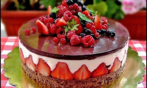 torta-de-morango-com-chocolate-e-frutas-vermelhas-583x350.jpg